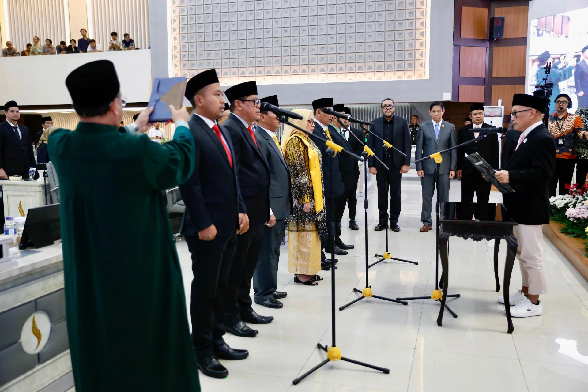 Ketua DPRD Provinsi Jawa Barat Buky Wibawa saat Rapat Paripurna dengan agenda pengambilan sumpah Pengganti Antar Waktu Anggota DPRD Jawa Barat masa jabatan 2024-2029 di Kota Bandung. Jumat, (20/12/24).
