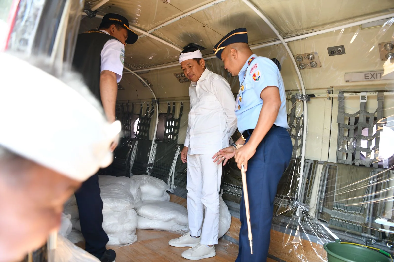 Gubernur Jawa Barat Dedi Mulyadi melepas Operasi Modifikasi Cuaca (OMC) di Lanud Husein Sastranegara, Kota Bandung, Selasa, 11 Maret 2025.