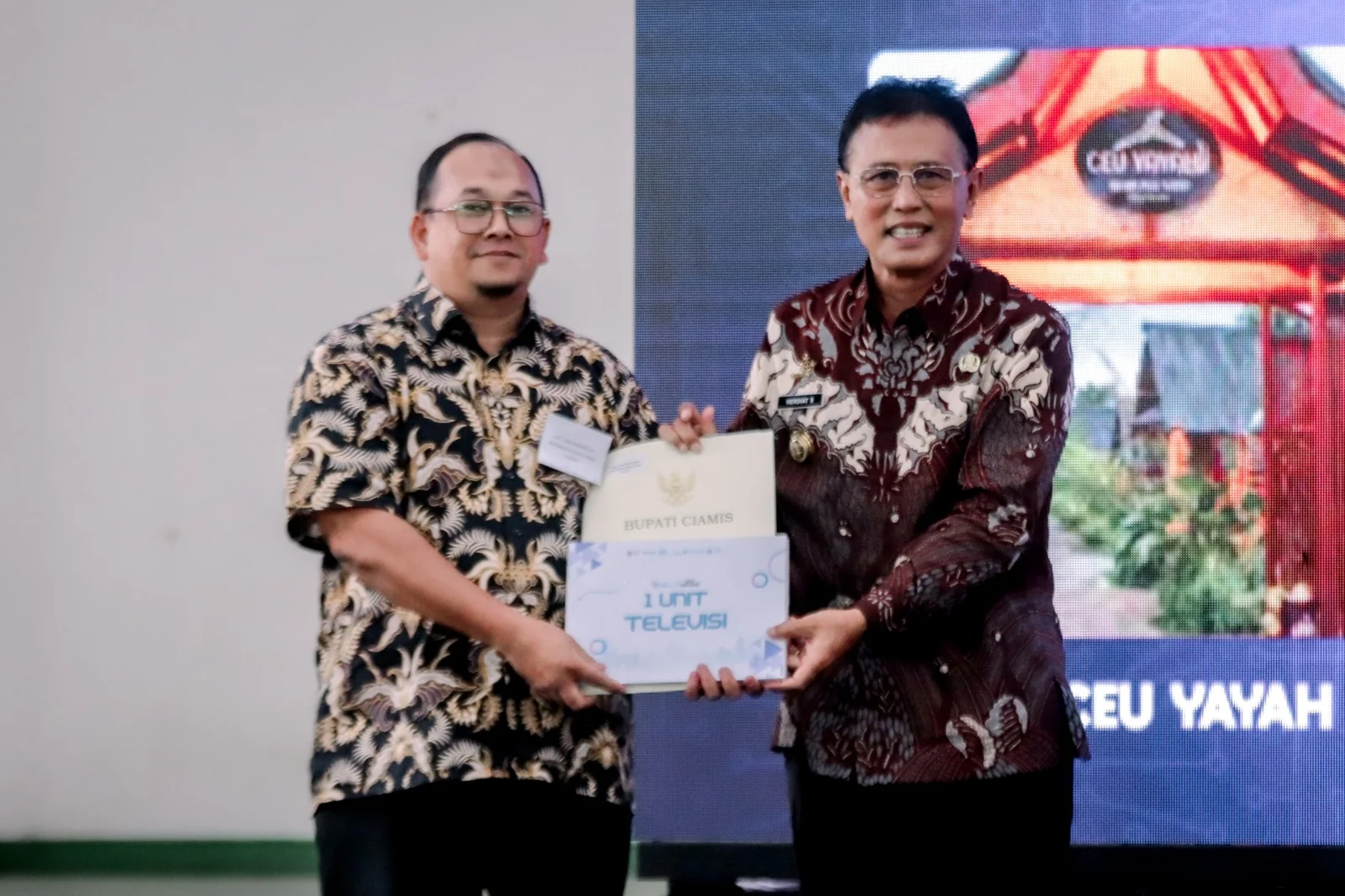 Bupati Ciamis, Herdiat Sunarya Memberikan Penghargaan dan Hadiah Go Digital serta Hot Maknyus Berhadiah, kepada para wajib pajak yang telah memanfaatkan transaksi elektronik dalam pembayaran pajak dan retribusi daerah.Ist