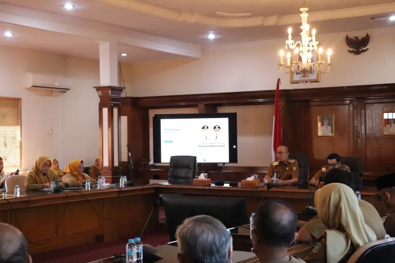 Wali Kota Sukabumi Ayep Zaki dan Wakil Wali Kota Bobby Maulana mengharapkan setiap perangkat daerah mengoptimalkan penyebarluasan informasi mengenai kinerja pemerintah kepada masyarakat.Dok-Diskominfo Kota Sukabumi