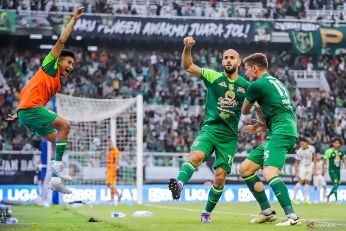 Pesepak bola Persebaya Surabaya Mohammed Rashid (tengah) melakukan selebrasi bersama rekannya usai mencetak gol ke gawang Persija Jakarta saat bertanding di Stadion Gelora Bung Tomo, Surabaya, Jawa Timur, Jumat (22/11/2024). Persebaya mengalahkan Persija