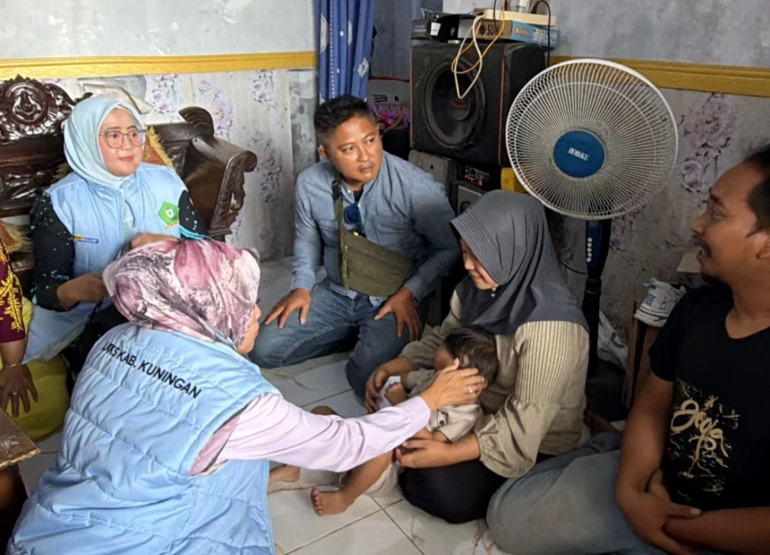 Ketua LKKS Kabupaten Kuningan, Hj. Ela Helayati, melakukan kunjungan sosial ke kediaman Vino Zayyan Putra, anak berusia 3 tahun penderita kelainan jantung.Dok-Diskominfo Kuningan