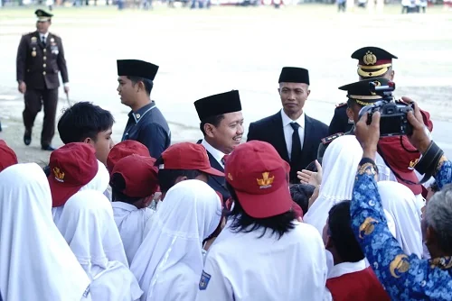 Bupati Sumedang Dony Ahmad Munir berkumpul dengan anak-anak SD.Ist