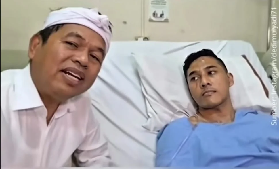 Gubernur Jabar Dedi Mulyadi mengunjungi korban pengeroyokan aksi demontrasi didepan DPRD Jabar Ilham Renal.Ist