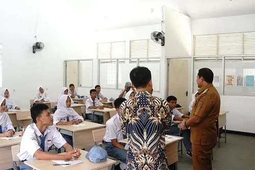 Bupati Sumedang Dony Ahmad Munir Meninjau Sekolah Rakyat.Ist