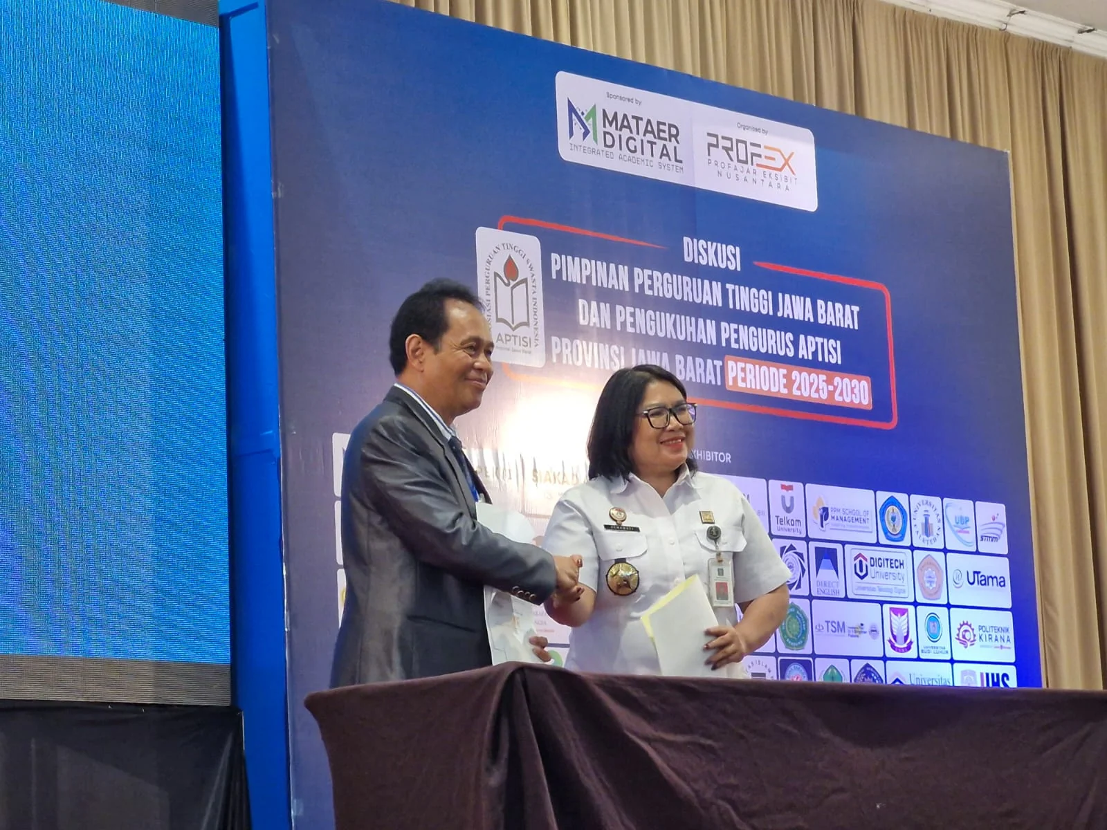 Kepala Divisi Pelayanan Hukum, Hemawati BR Pandia, dan Ketua Umum APTISI Pusat.Dok-Humas Kemenkum Jabar