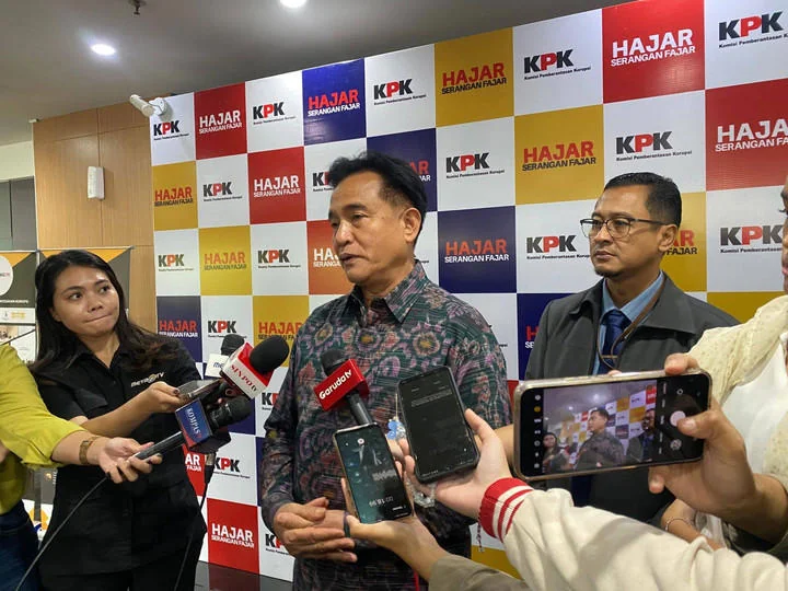 Menko Kumhan Imipas Yusril Ihza Mahendra di gedung KPK, Jakarta pada Selasa (10/12)..