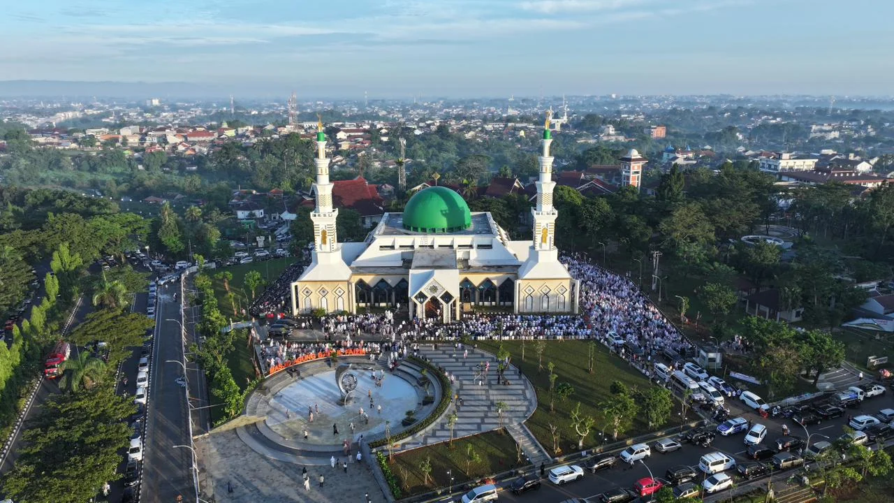 Bupati Bogor Rudy Susmanto melaksanakan Shalat Idul Adha 1447 Hijriah bersama keluarga dan masyarakat di Masjid Baitul Faidzin.Dok-Diskominfo Kab Bogor