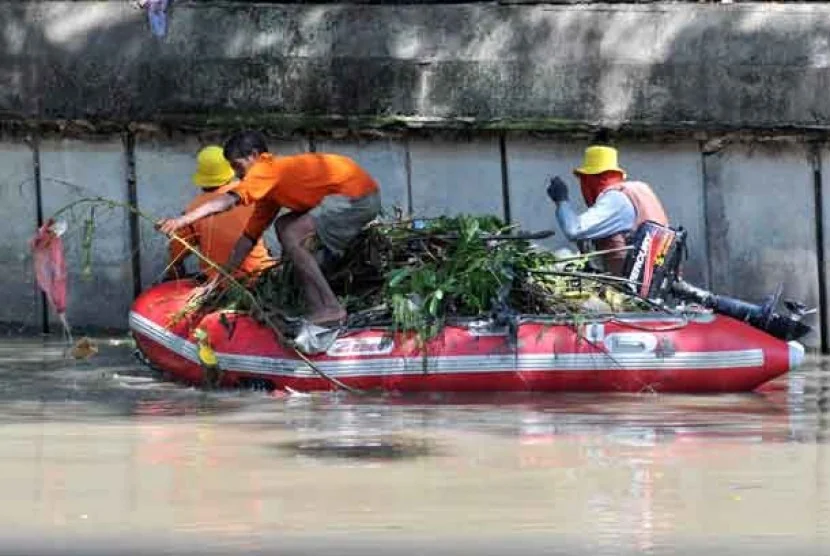 Ilustrasi petugas pembersih sungai di Jabar.