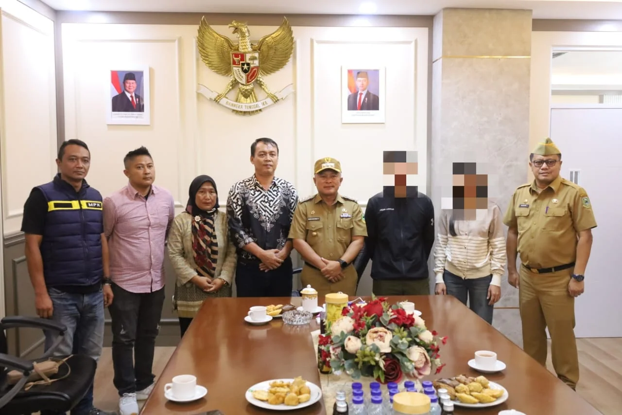 Korban bersama keluarga berkunjung ke Bupati Kuningan Dr. Dian Rachmat Yanuar, M.Si., didampingi Yusuf Dandi, Ketua MPK.IKP Diskomimfo