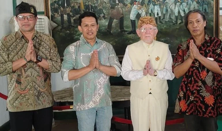 Radya Anom Keraton Sumedang Larang, Rd. Luky Djohari Soemawilaga didampingi Sri Radya Pangawulan Sumedang Larang H.R.I Lukman Soemadisoeria saat menerima KabarSunda di Karaton Sumedang Larang, pada Senin, 17 Juni 2026.