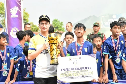 Wakil Bupati Sumedang M Fajar Aldila menyerahkan Piala Bupati Liga Pelajar kepada SMPN  1 Sumedang.Ist