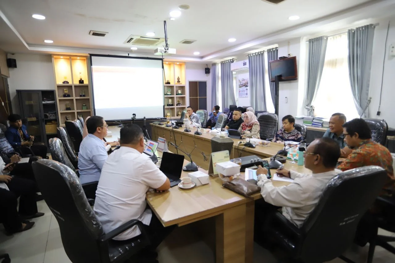 Komisi III DPRD Kota Bandung melakukan rapat kerja dengan pembahasan penanganan masalah sampah bersama Dinas Lingkungan Hidup Kota Bandung, di Ruang Rapat Komisi III, Rabu, 24 Desember 2025. Dok-Fadhil/Humpro DPRD Kota Bandung.