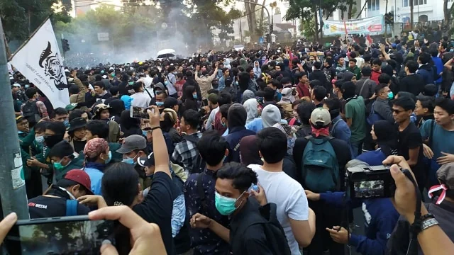 Polda Jabar Sita Puluhan Buku Paham Anarkistis dari Tangan Para Perusuh
