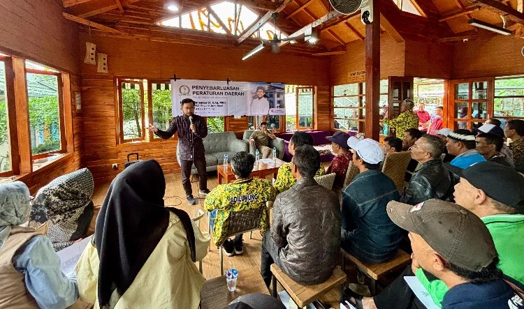 Anggota DPRD Provinsi Agung Yansusan, saat melaksanakan Penyebarluasan Perda Nomor 5 Tahun 2021 Tentang Perubahan Atas Perda Nomor 13 Tahun 2018 Tentang Penyelenggaraan Ketentraman, Ketertiban Umum dan Perlindungan Masyarakat
di Cinunuk, Kecamatan Cileuny
