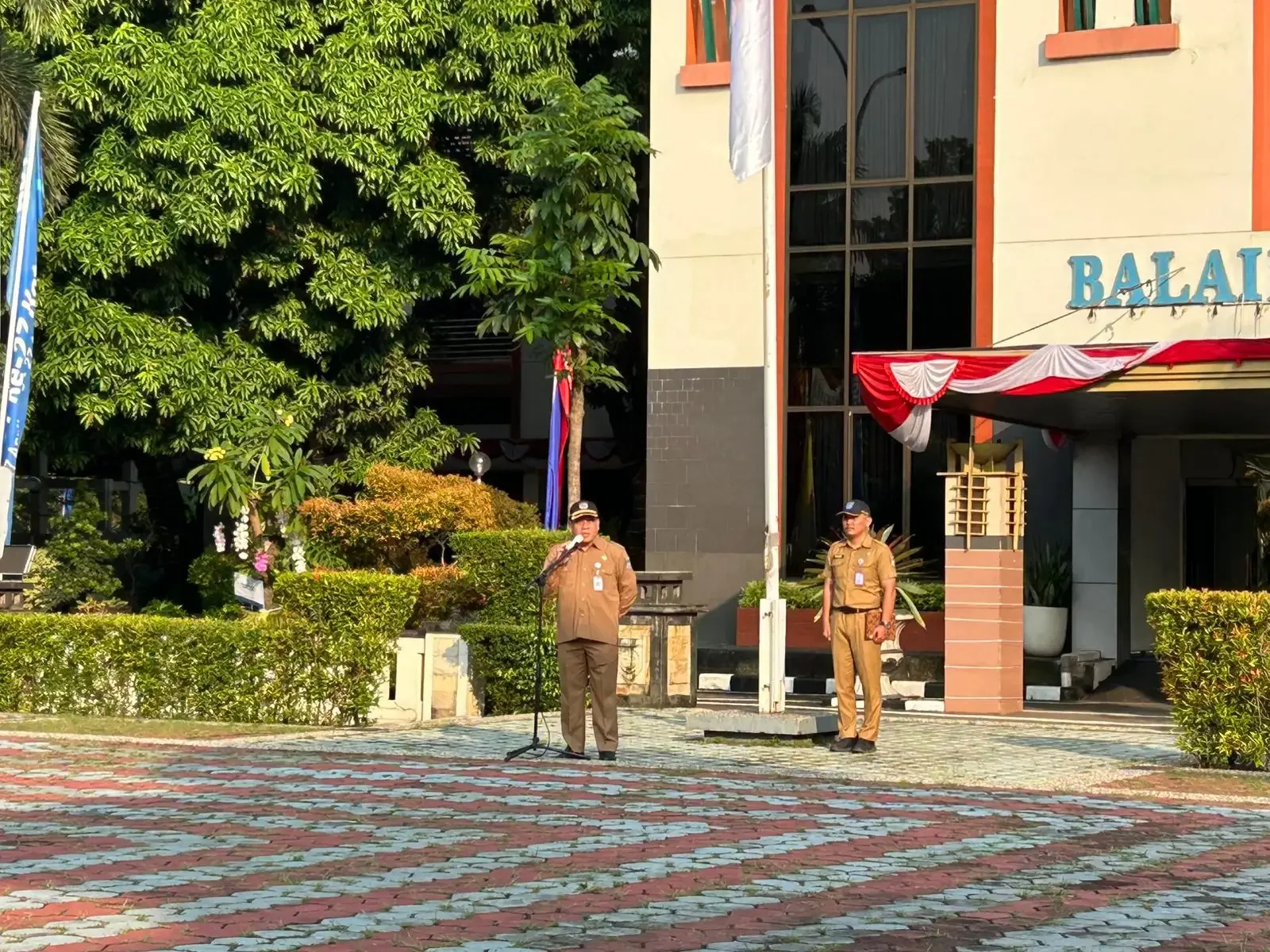 Sekda Kota Depok Mangguluang Mansur saat memimpin apel pagi ASN Pemkot Depok di Lapangan Apel Balai Kota Depok, Senin (11/05/26). (Foto: JD 01/Diskominfo Depok).