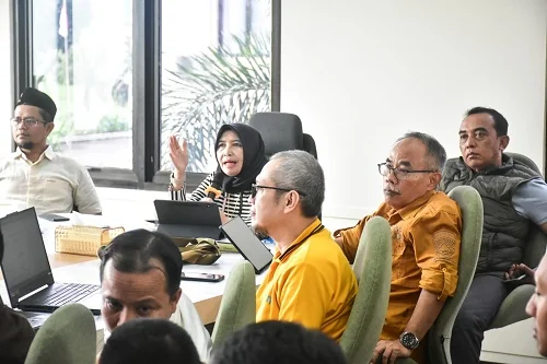 Sekretaris Daerah (Sekda) Kabupaten Sumedang Tuti Ruswati memimpin Rapat Evaluasi Pemberian Rekomendasi Teknis (Rekomtek) Perizinan sekaligus Evaluasi Tim Koordinasi Investasi Daerah (TKID).Dok-Diskominfosanditik Sumedang