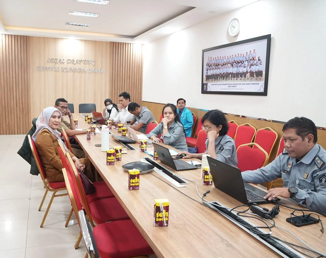Kepala Divisi Peraturan Perundang-undangan dan Pembinaan Hukum, Funna Maulia Massaile serta Perancang Peraturan Perundang-undangan Pokja 3.Ist