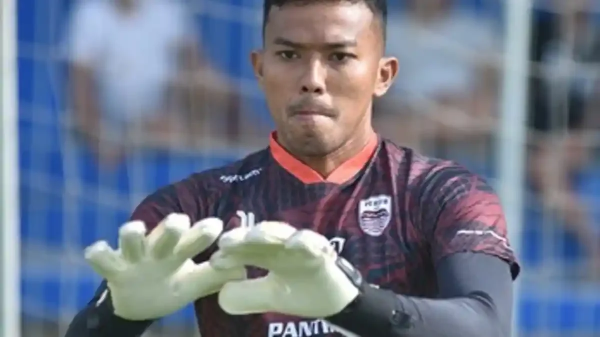 LUAR BIASA! Kiper Persib Teja Gagalkan Penalti Silva