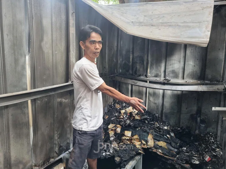 Warung Kopi di Bandung Dibakar Massa, Nandang:  Nggak Ada yang Tersisa, Semua Habis Termasuk  Uang Tunai