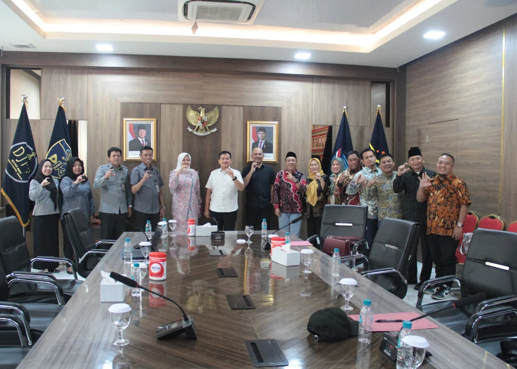 Kantor Wilayah Kementerian Hukum (Kemenkum) Jawa Barat menerima kunjungan kerja dari Panitia Khusus (Pansus) IV Dewan Perwakilan Rakyat Daerah (DPRD) Kabupaten Cirebon.Ist
