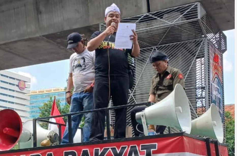 Saat orasi, Ketua DPD LSM Trinusa Jabar, Ait M Sumarna menyatakan dukungannya atas pengusutan kasus pemberian kredit kepada PT Sritex.