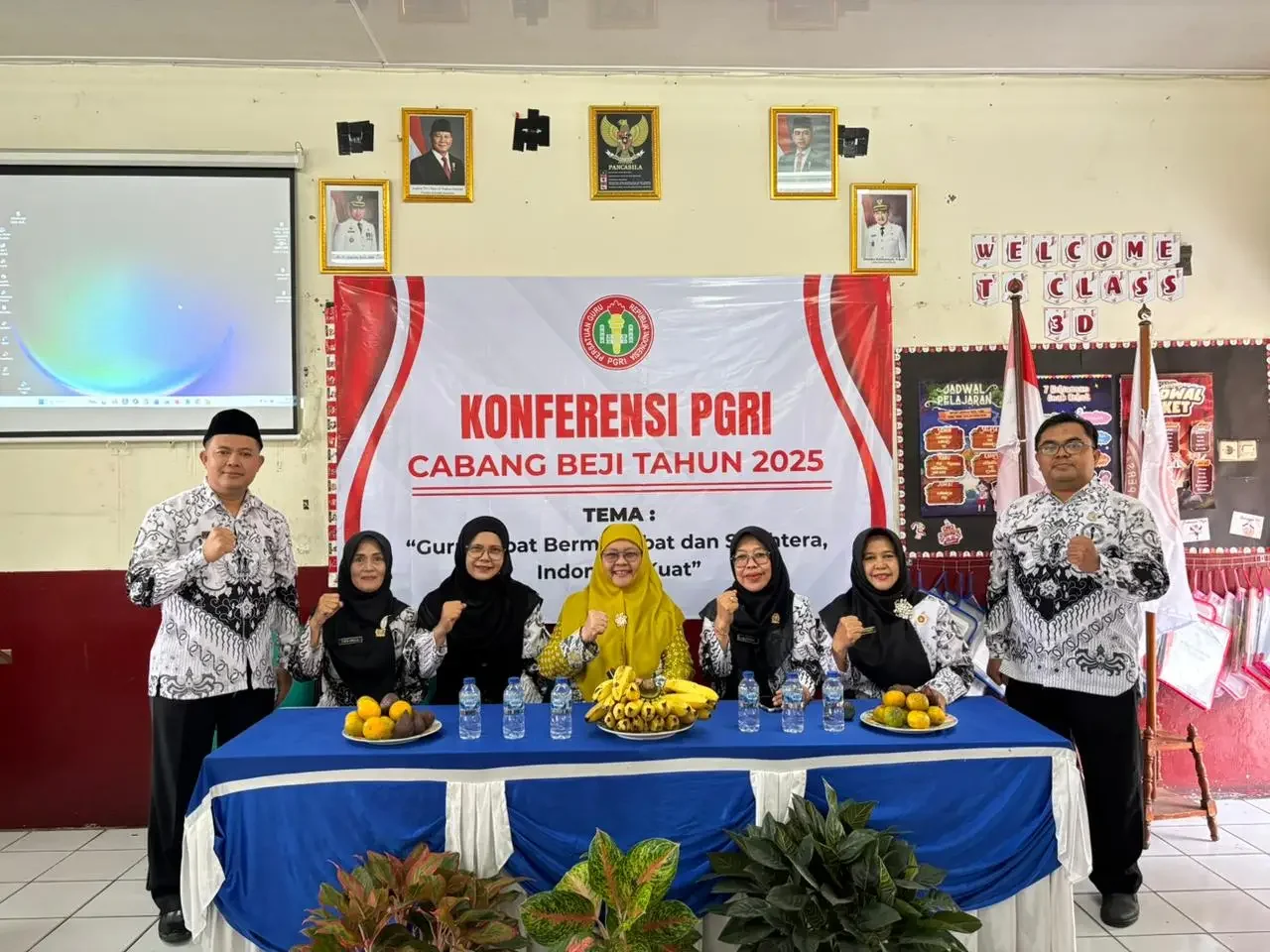 Kadisdik Kota Depok, Siti Chaerijah Aurijah (tengah) hadir dalam kegiatan Koncab PGRI Kecamatan Beji di SD Negeri 6 Beji, Sabtu (15/11/25). (Foto: Disdik Kota Depok).