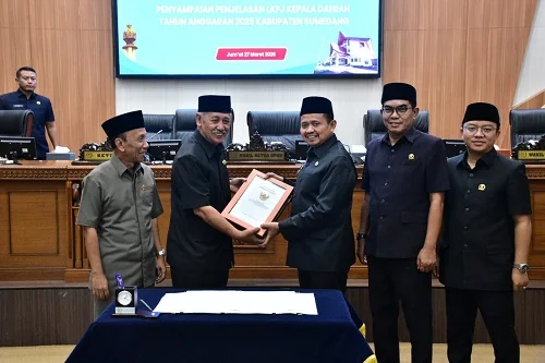 Bupati Sumedang Dony Ahmad Munir menyampaikan nota pengantar dan menyerahkan dokumen LKPj setebal 1.527 halaman ke pimpinan DPRD.Dok-Diskominfosanditik Sumedang