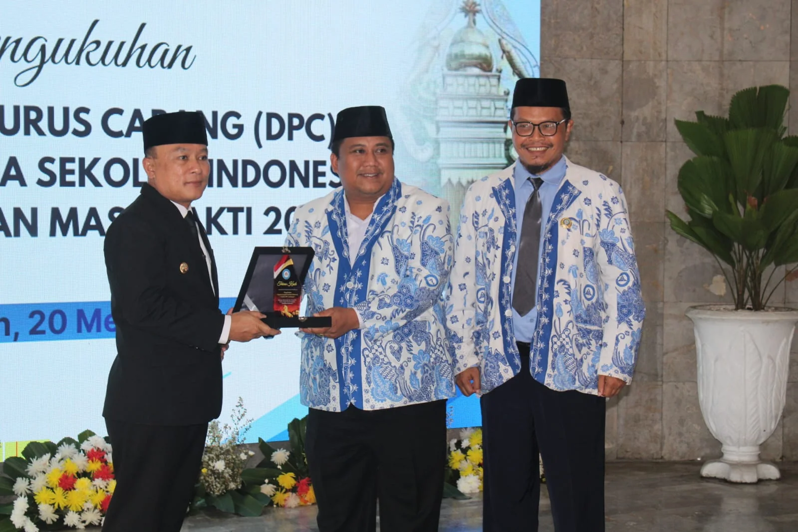 Bupati Kuningan, Dr. H. Dian Rachmat Yanuar, M.Si menghadiri sekaligus memberikan arahan dalam acara Pengukuhan Dewan Pengurus Cabang Asosiasi Kepala Sekolah Indonesia (DPC AKSI) Kabupaten Kuningan Masa Bakti 2026–2030.Dok-Diskominfo Kuningan