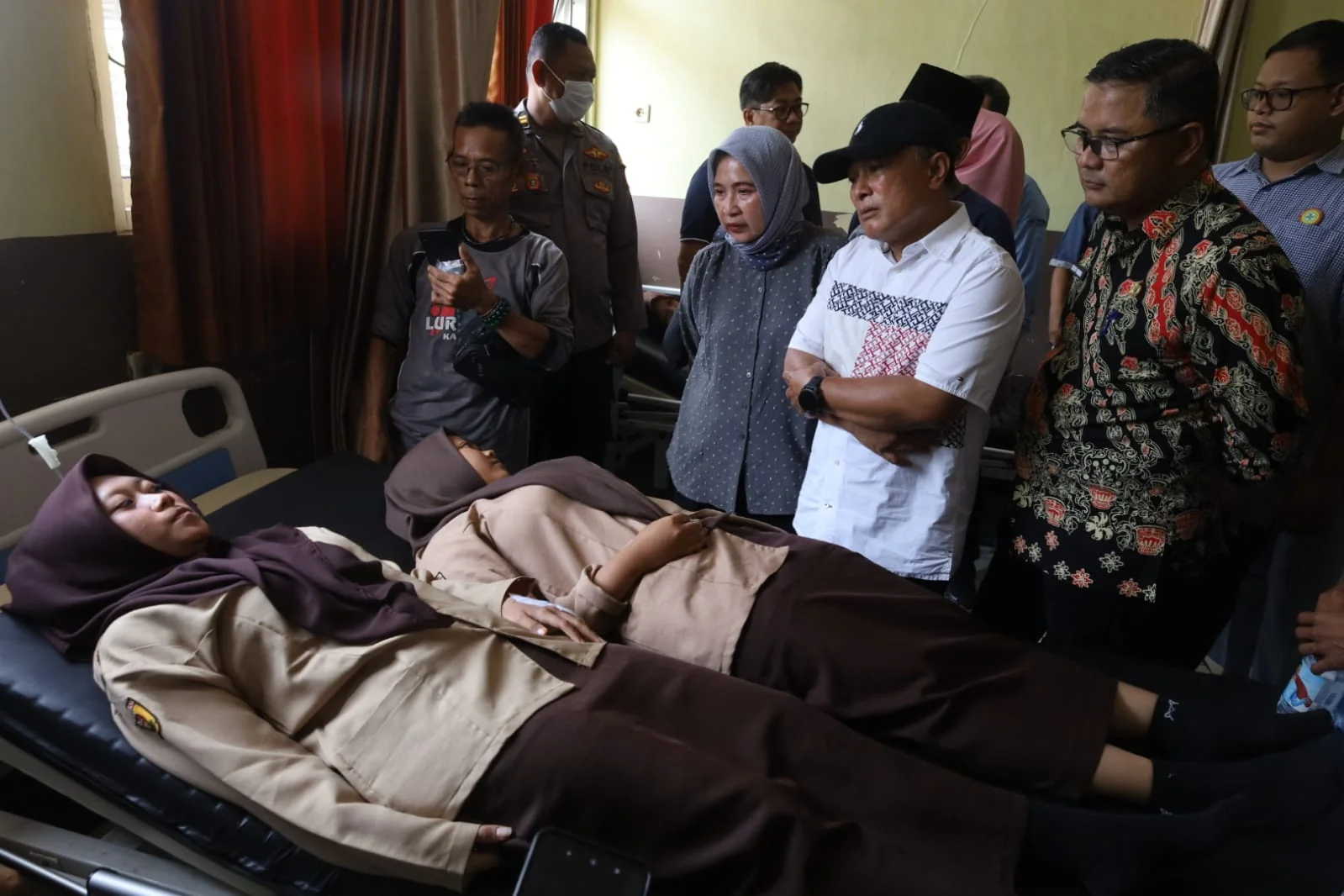 Bupati Kuningan, Dr. H. Dian Rachmat Yanuar, M.Si., Jumat (3/10/2025) meninjau UPTD Puskesmas Luragung sebagai lokasi penanganan siswa terdampak.Ist