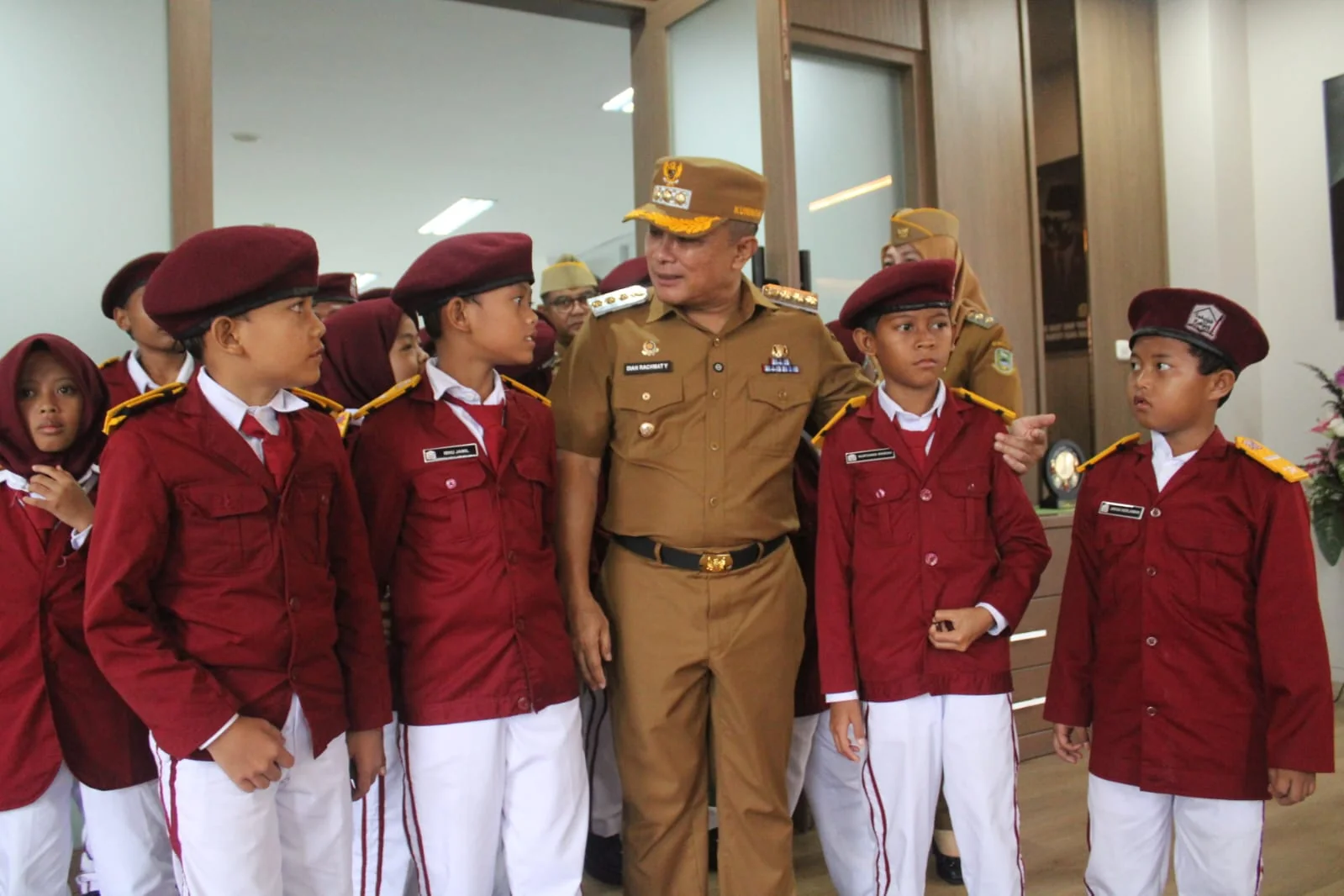 Bupati Kuningan Dr. H. Dian Rachmat Yanuar, M.Si bersama Wakil Bupati Tuti Andriani, S.H., M.Kn dan Sekretaris Daerah Uu Kusmana, S.Sos., M.Si mengajak para siswa Sekolah Rakyat berkeliling mengenal lingkungan kantor pemerintahan.Dok-IKP/Diskominfo Kuning