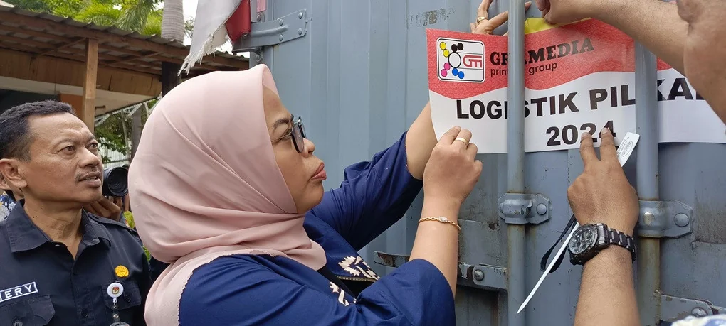 Ketua KPU Jawa Barat Ummi Wahyuni menyegel truk pengangkut surat suara untuk didistribusikan ke sejumlah kabupaten/kota. (int)