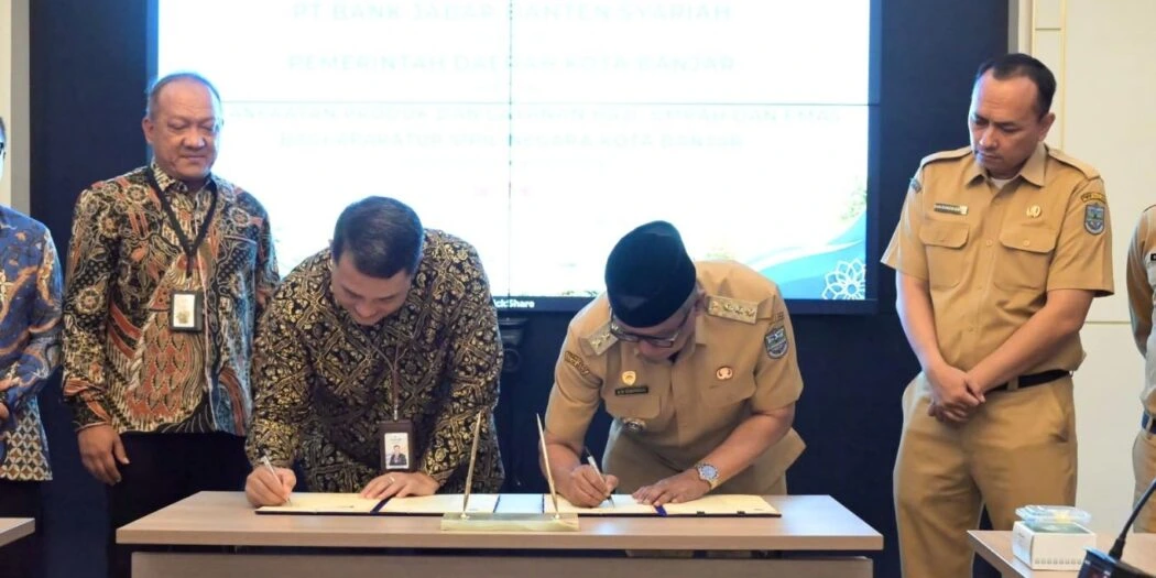 Penandatanganan Kesepakatan Bersama  terkait pemanfaatan produk dan layanan haji, umrah, serta emas bagi ASN Kota Banjar, di Kantor Pusat Bank Bjb Syariah, Jalan Braga Nomor 135, Kota Bandung, Selasa, 20 Oktober 2026.