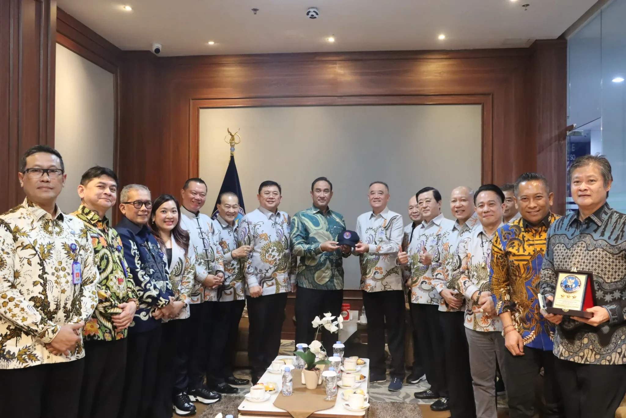 Ketua Umum PSMTI Wilianto Tanta memberikan cendramata kepada Kepala BNN Komjen Pol. Suyudi Ario Seto, 10 Februari 2026 (Foto: PSMTI)