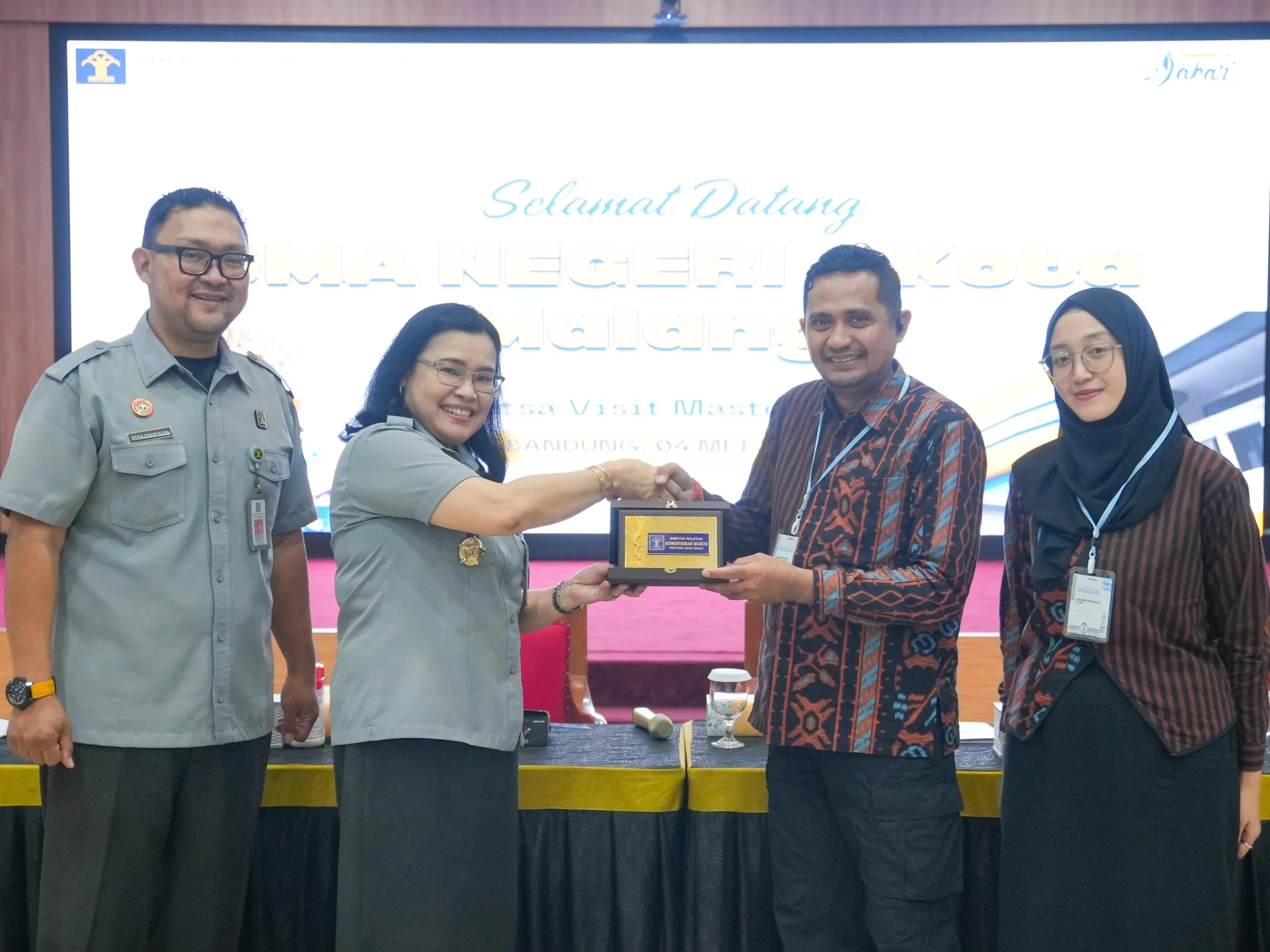 Kepala Bidang Pelayanan Administrasi Hukum Umum, Ave Maria Sihombing, Kepala Unit Pengendalian Mutu SMAN 4 Malang, Syafiuddin Ramadhani, M.Kom,Dok-Humas Kemenkum Jabar