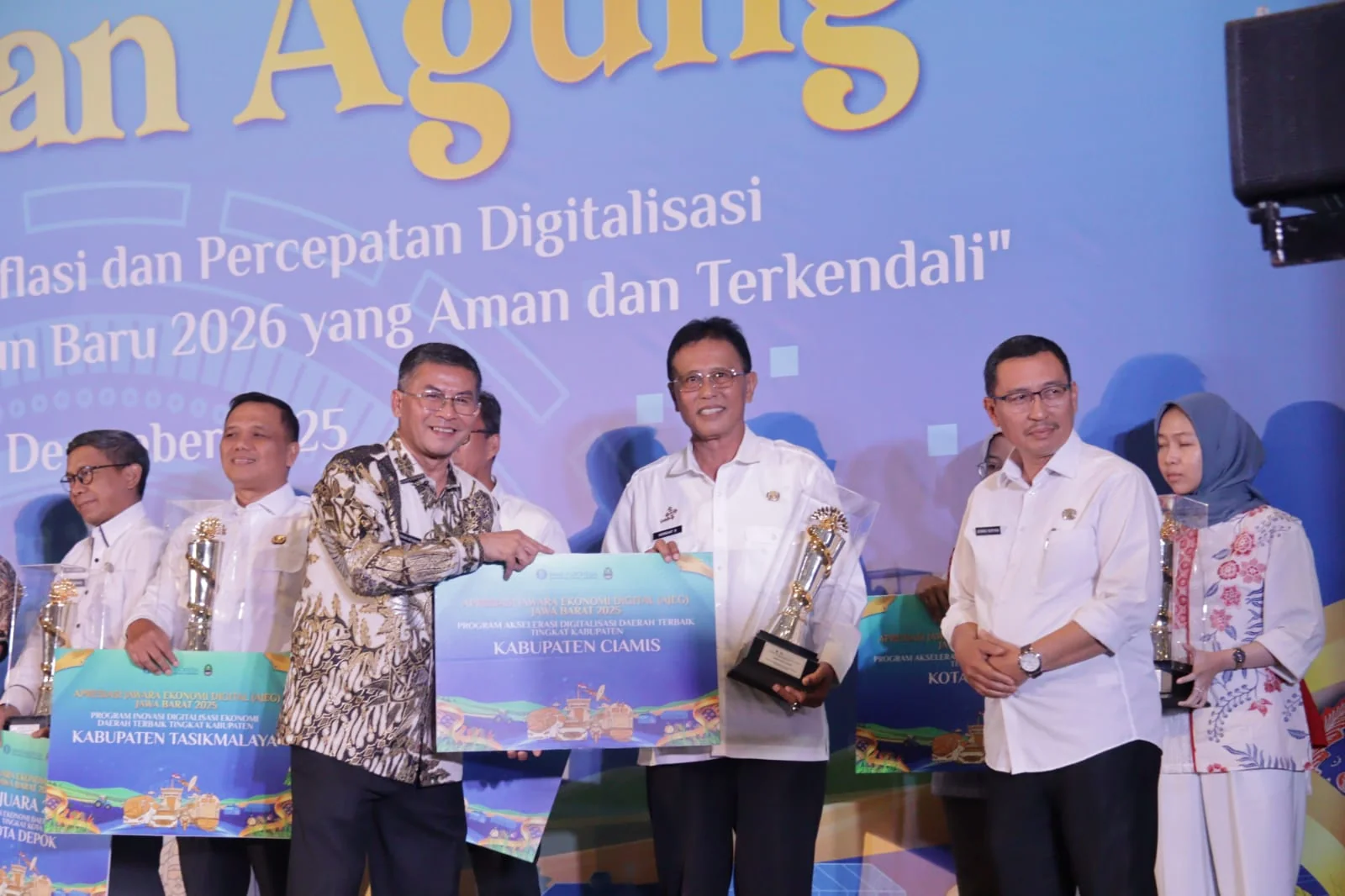 Bupati Ciamis, Herdiat Sunarya, secara simbolis menerima penghargaan kabupaten terbaik pertama dalam kategori Program Akselerasi Digitalisasi Daerah yang diserahkan langsung oleh Wakil Gubernur Jawa Barat, Erwan Setiawan.Ist