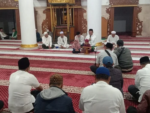 Bupati Sumedang Dony Ahmad Munir dalam kuliah Subuh menyampaikan, bulan Ramadan merupakan bulan yang istimewa, bulan yang penuh rahmat Allah dan kasih sayang dan bulan yang dikasih kesempatan untuk memperbaiki diri.Dok-Diskominfosanditik Sumedang