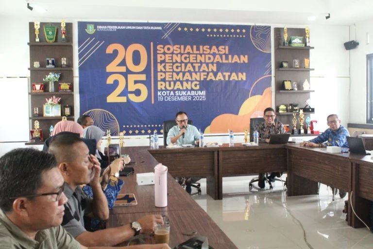 Kepala DPUTR Kota Sukabumi Sony Hermanto ketika membuka sosialisasi .Ist