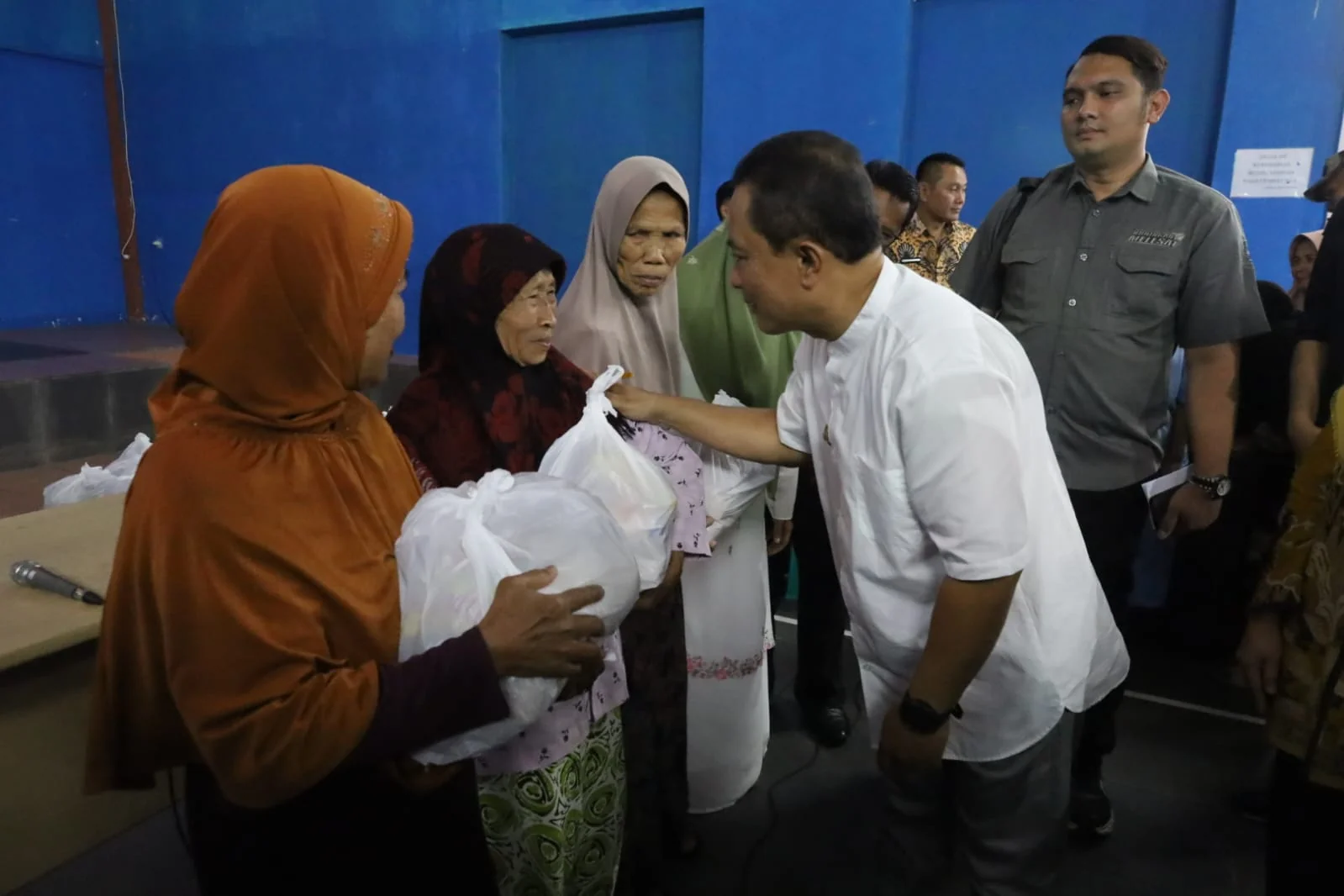 Bupati Kuningan Dr. H. Dian Rachmat Yanuar, M.Si. mengatakan program ini merupakan langkah pemerintah daerah untuk membantu masyarakat sekaligus menekan potensi kenaikan harga bahan pokok menjelang Lebaran.(T/IKP/DISKOMINFO)