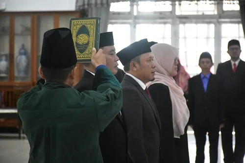 Bupati Sumedang Dony Ahmad Munir melantik dan mengambil sumpah jabatan tiga pejabat pimpinan tinggi pratama (Eselon II) di Gedung Negara.Dok-Diskominfosanditik Sumedang