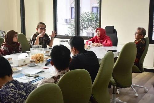 Sekda Sumedang Hj. Tuti Ruswati menyampaikan, pemerintah daerah menyambut baik rencana investasi Garudafood karena dinilai mampu menjadi penggerak pertumbuhan ekonomi daerah sekaligus membuka peluang lapangan kerja bagi masyarakat.Dok-Diskominfosanditik S