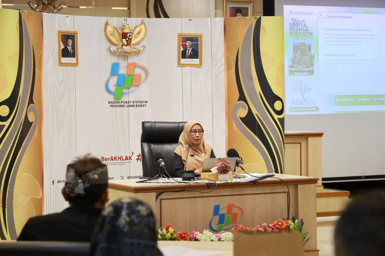 Statistisi Ahli Madya sekaligus Ketua Tim Statistik Distribusi BPS Jabar, Ninik Anisah, saat menyampaikan inflasi secara bulanan atau month to month  (m-to-m).