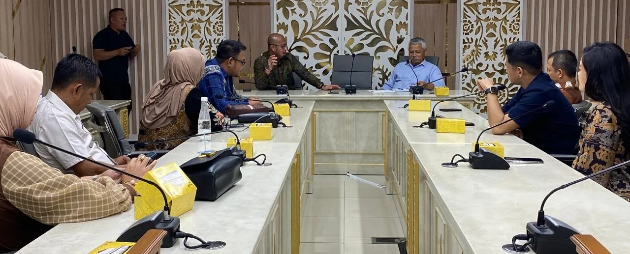 Kepala Bagian (Kabag) Program dan Keuangan Sekretariat DPRD Provinsi Jawa Barat Arip Ahmad Ripai menerima kunjungan kerja DPRD Kabupaten Kolaka, Provinsi Sulawesi Tenggara, Kota Bandung, Selasa (18 Februari 2025).