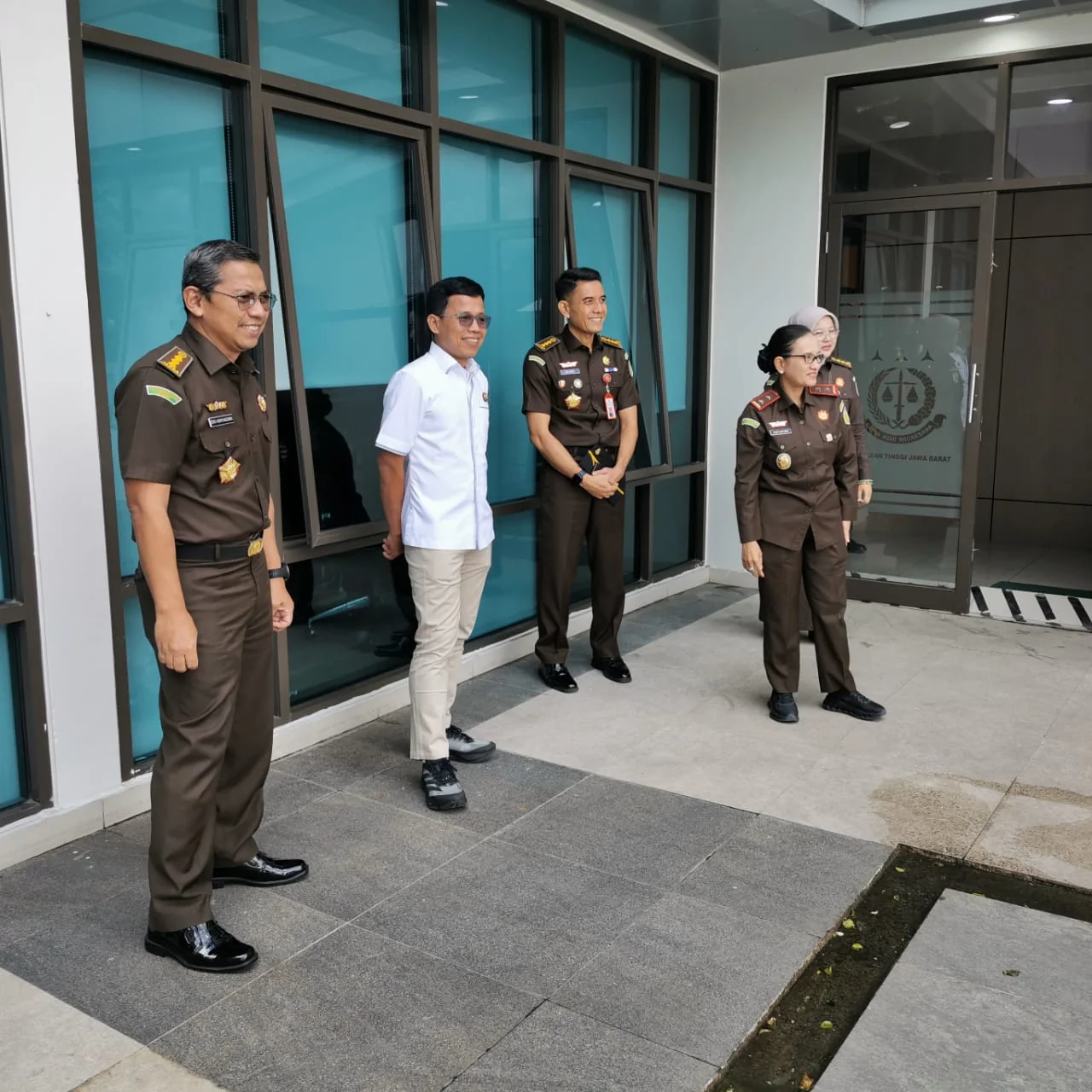 Kepala Kejati Jabar, Katarina Endang Sarwestri menerima kunjungan Komisi Kejaksaan Republik Indonesia (RI)  ke kantor Kejaksaan Tinggi (Kejati) Jawa Barat (Jabar) di Bandung, Selasa (17/12/2024).