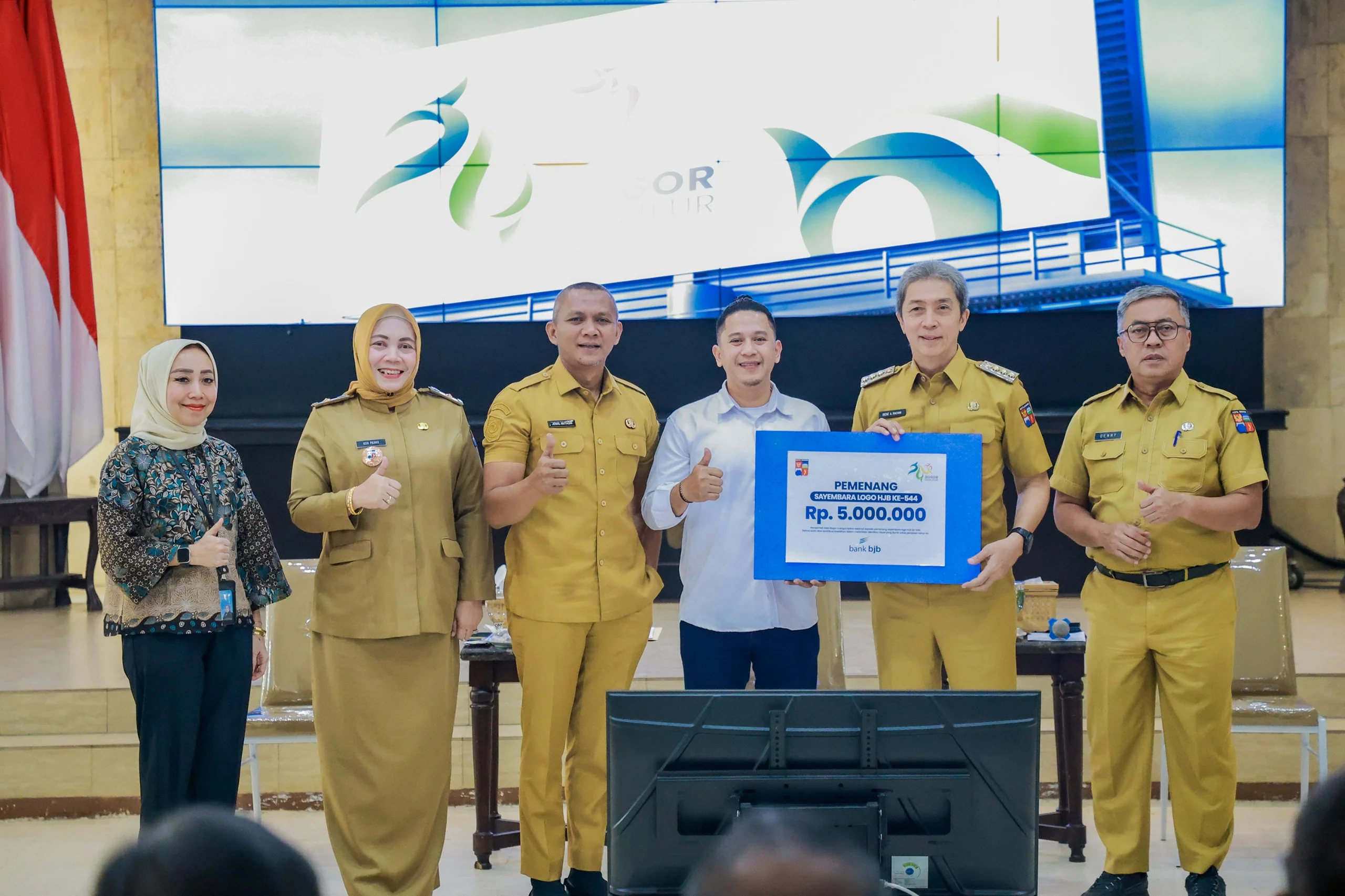 Peluncuran logo diawali dengan penayangan video hitung mundur, kemudian secara simbolis diresmikan oleh Wali Kota Bogor, Dedie A. Rachim, didampingi Wakil Wali Kota Bogor, Jenal Mutaqin, serta Sekretaris Daerah (Sekda) Kota Bogor, Denny Mulyadi.Dok-Diskom