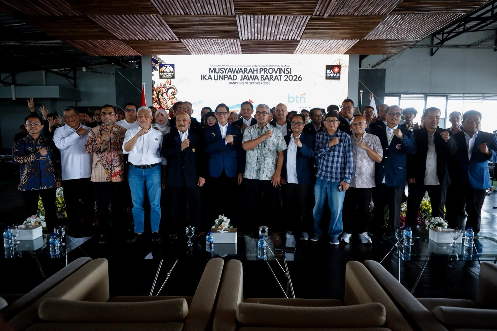 Wali Kota Farhan saat menghadiri Musyawarah Provinsi (Musprov) IKA Unpad Jawa Barat dan Pelantikan Pengurus Provinsi IKA Unpad Jawa Barat di rooftop Gedung DPRD Provinsi Jawa Barat, Minggu, 18 Oktober 2026.