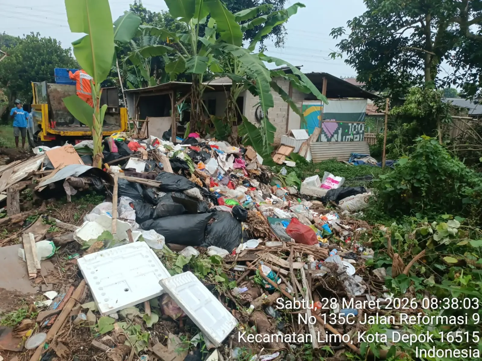 DLHK Kota Depok melakukan pengangkutan sampah liar di Kecamatan Limo, Jumat (27/03/26). (Foto : Diskominfo Depok/ DLHK Depok).