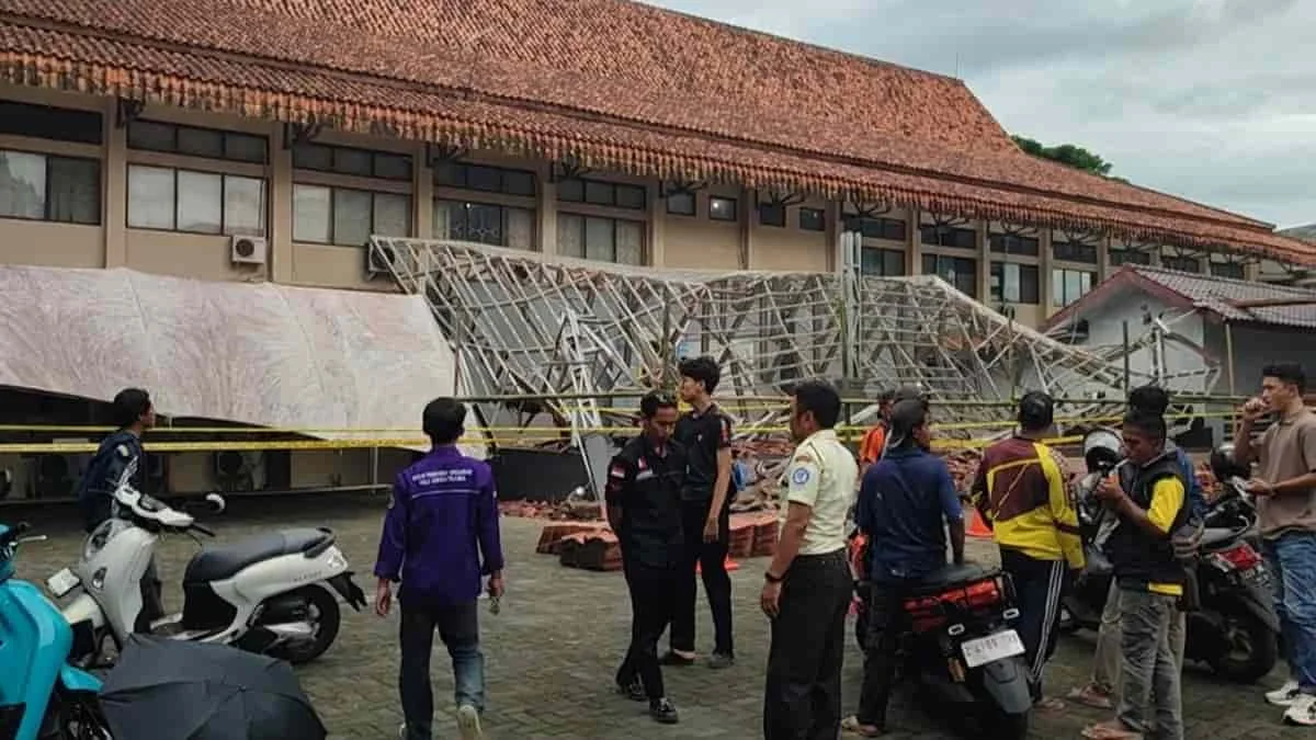 Atap Bangunan Unsil Tasikmalaya Roboh, Belasan Mahasiswa Terluka