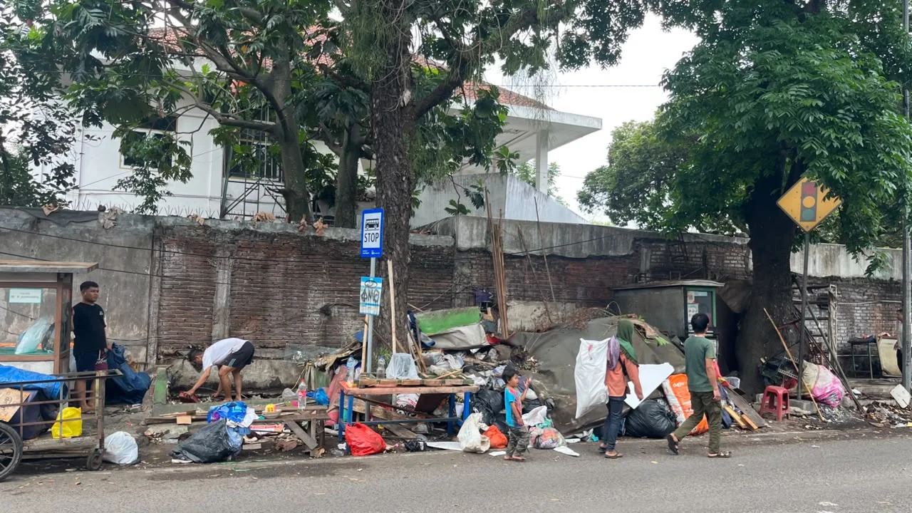 179147062448-pemkot-bandung-tetap-beri-ruang-pedagang-buku-cihapit-berjualan-lapak-diarahkan-bongkar-pasang