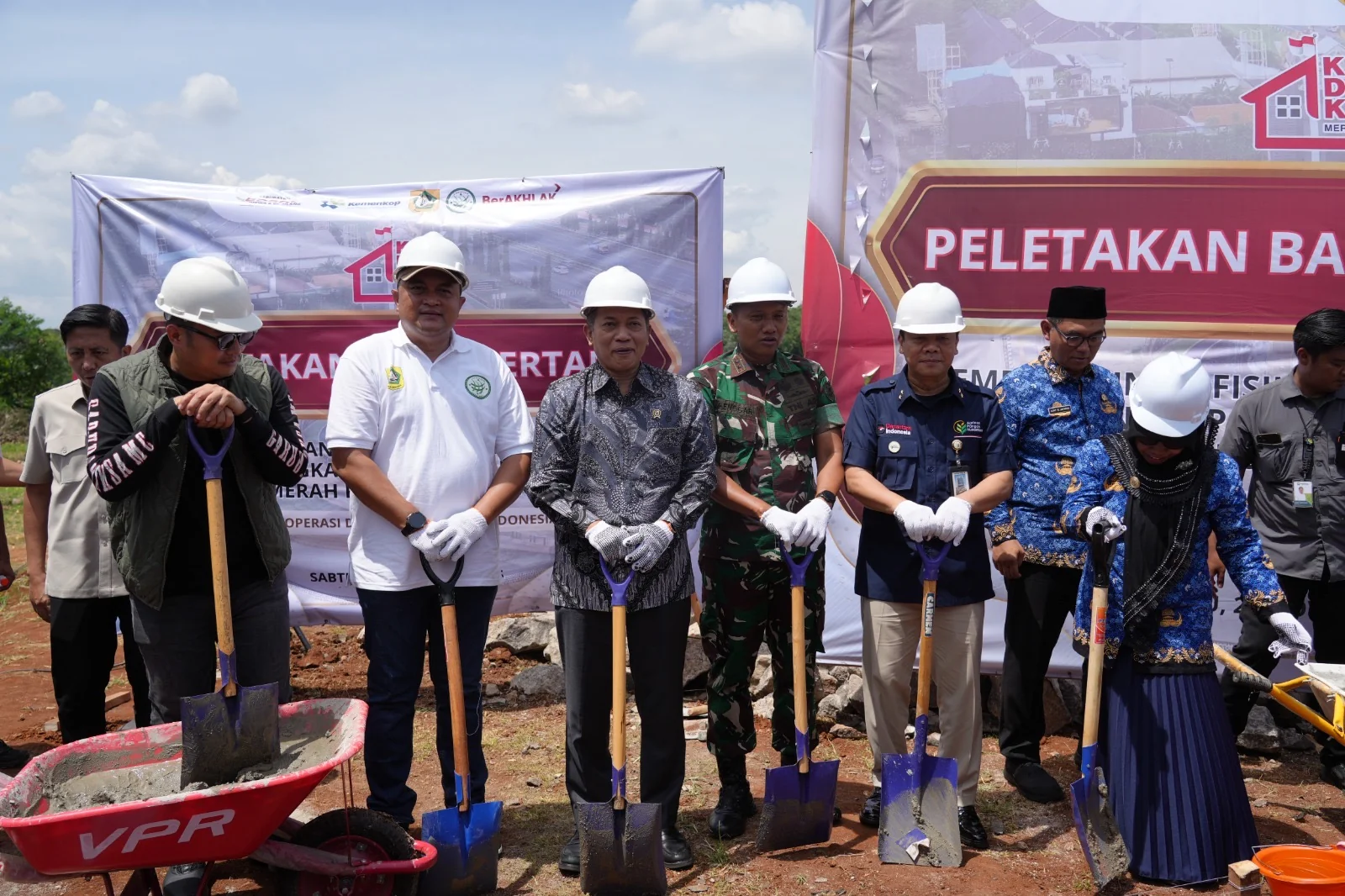 Bupati Bogor, Rudy Susmanto, bersama dengan Menteri Koperasi dan UKM Republik Indonesia Ferry Juliantono, serta Dandim 0621 melaksanakan peletakan batu pertama pembangunan Koperasi Kelurahan Merah Putih.Ist